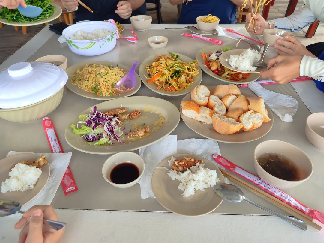 Хорошая организация - всё чётко по времени. Прекрасно обошлись без знания языка. Ребята весёлые, доброжелательные, всю