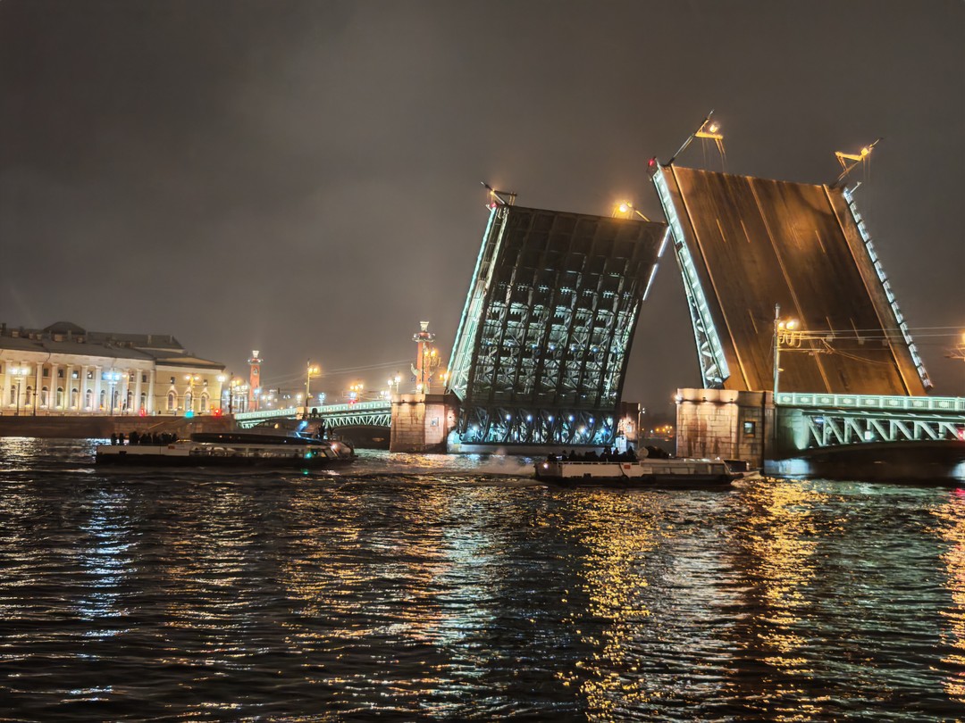 Виктор настоящий житель Санкт-Петербурга, такой каким мы его себе представляем. Интеллигентный с чистейшим русским языком. Очень