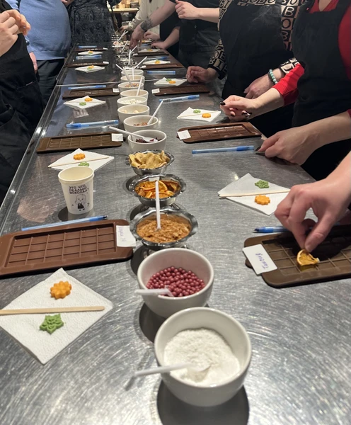 Очень хорошая организация и насыщенная программа! Попробовали 10+ видов шоколада, сделали свою плитку и немножко нового