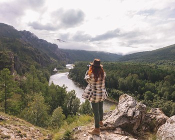 Праздничный ужин, подарки на память, салют