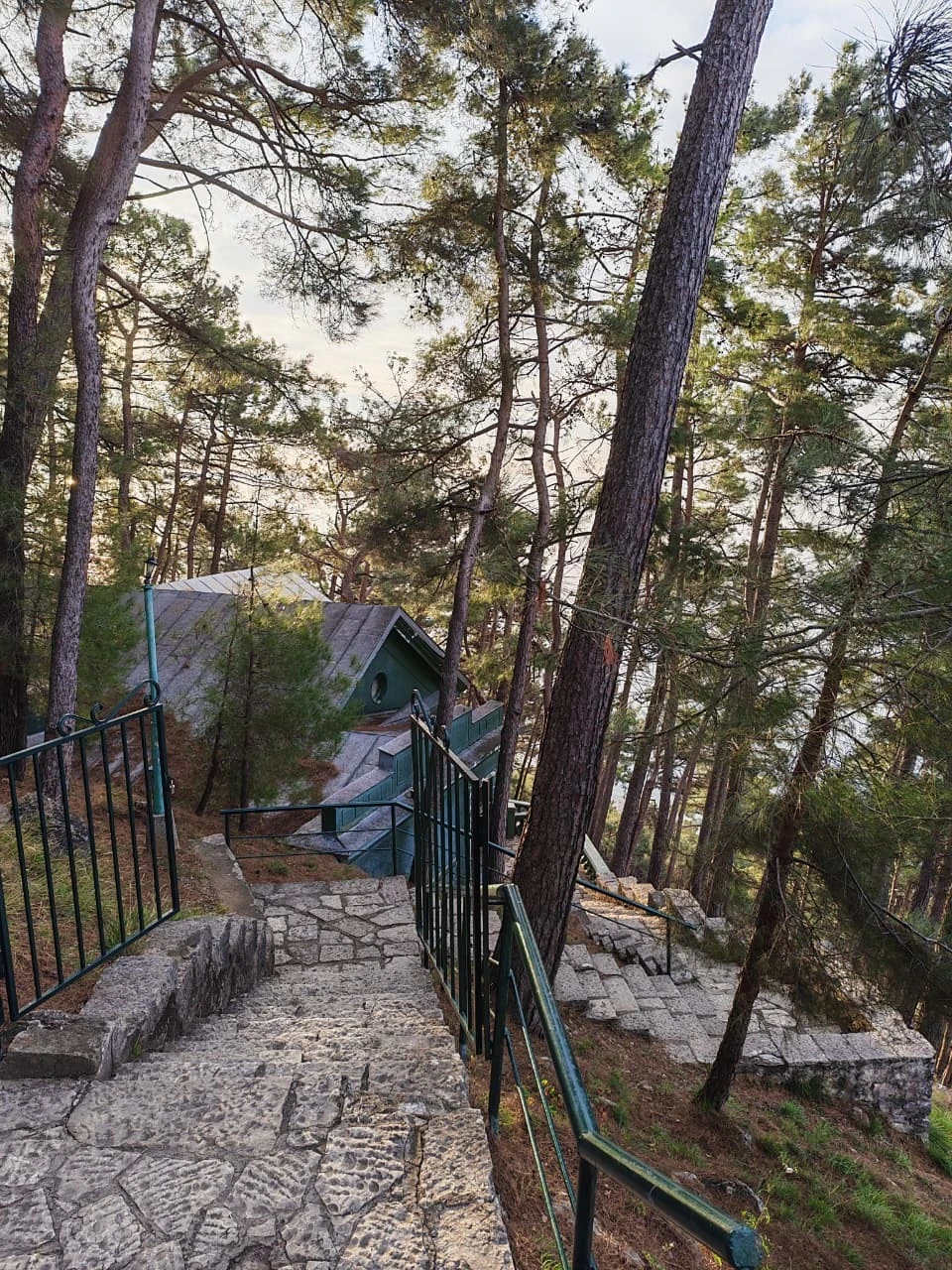 Отличный гид, бусик и экскурсия! Рекомендую! Наш гид был Славик, очень приятный интересный собеседник! Рассказывал не