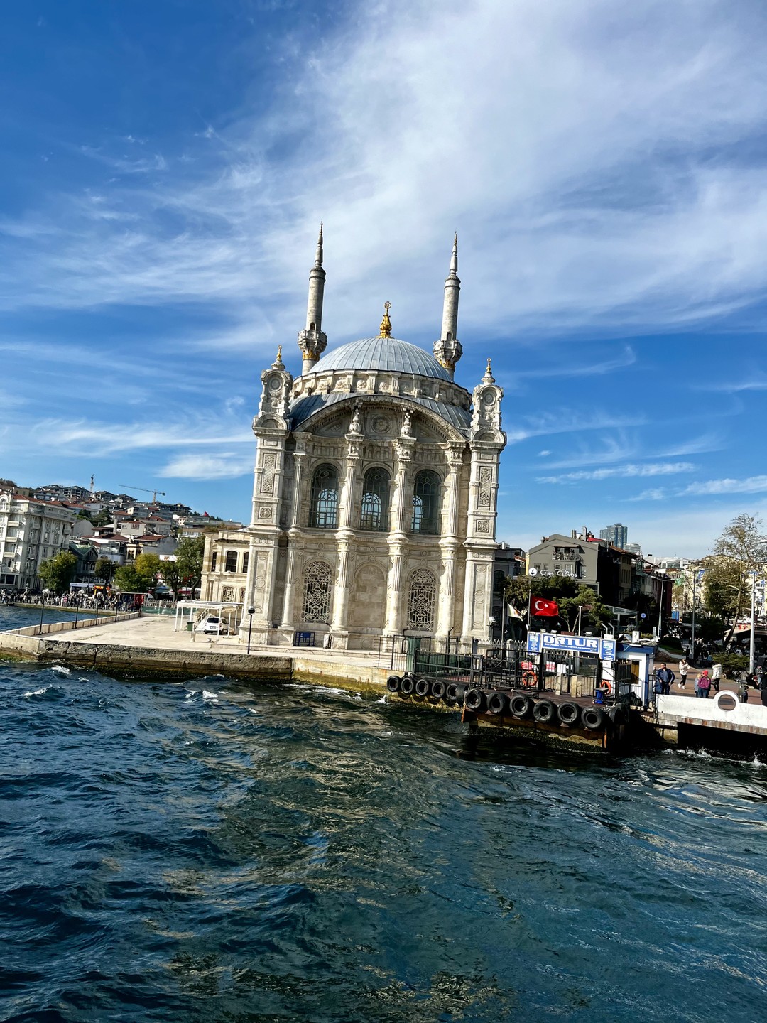 Удобно бронировать, все прислали заранее. Немного запутались пока шли и написали в мессенджер, нас подождали. Народу