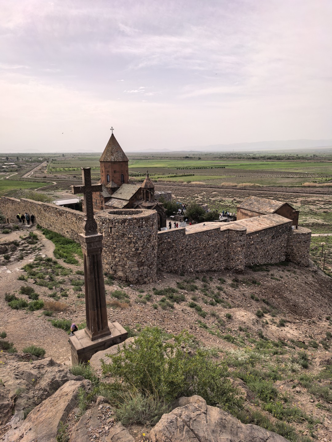 Экскурсия прошла великолепно! Арутюн обладает глубокими историческими знаниями, аккуратно водит автомобиль. Познакомил нас с историческими местами