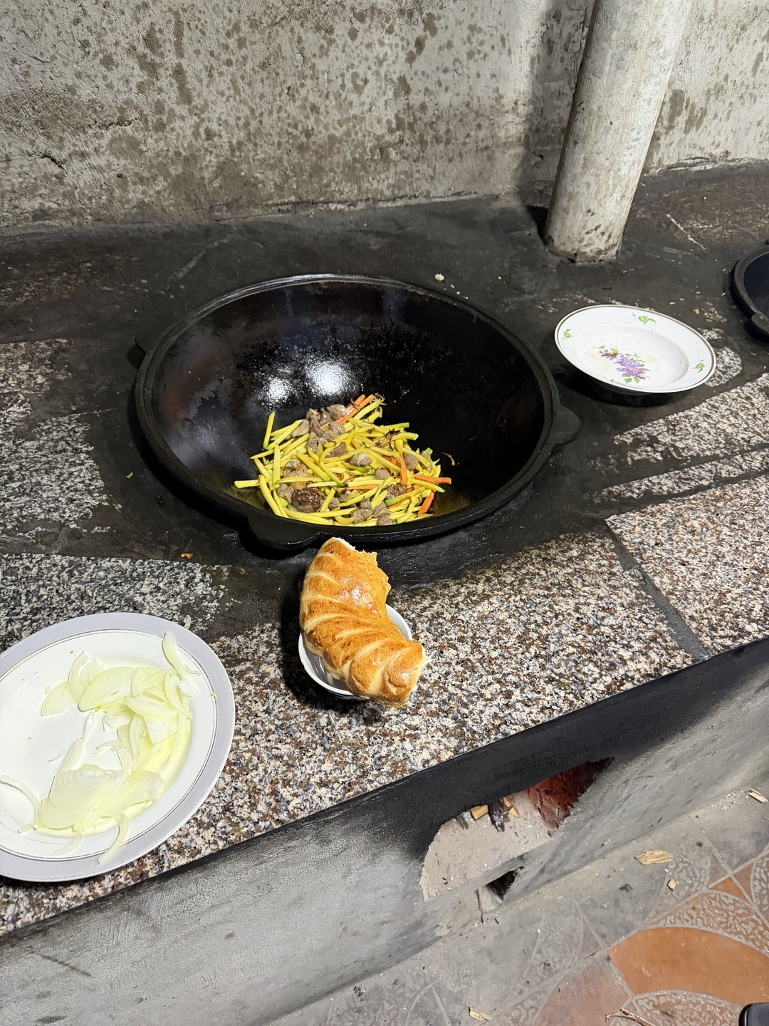 Зайнуддин ака прекрасный ошпаз, а также отличный рассказчик. Мы готовили два плова: свадебный и чайханский. Это