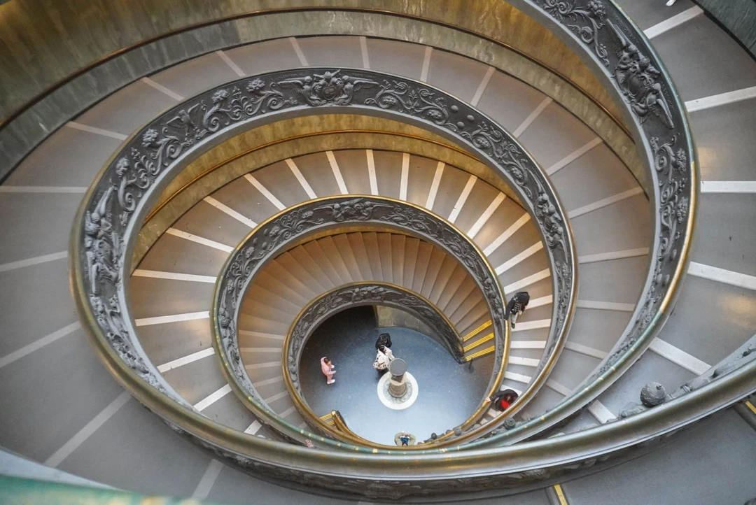 Елена просто замечательный гид, профессионал своего дела. Провела подробную экскурсию, с вниманием к интересным деталям, слушать