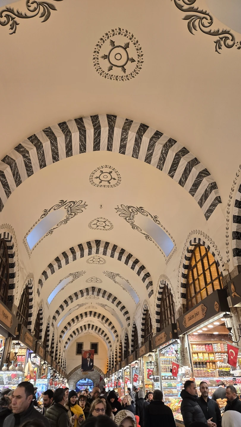Гидом была Аружан. Прогулка очень понравилась, Аружан прекрасно разбирается в истории и современности Турции, прекрасно всё