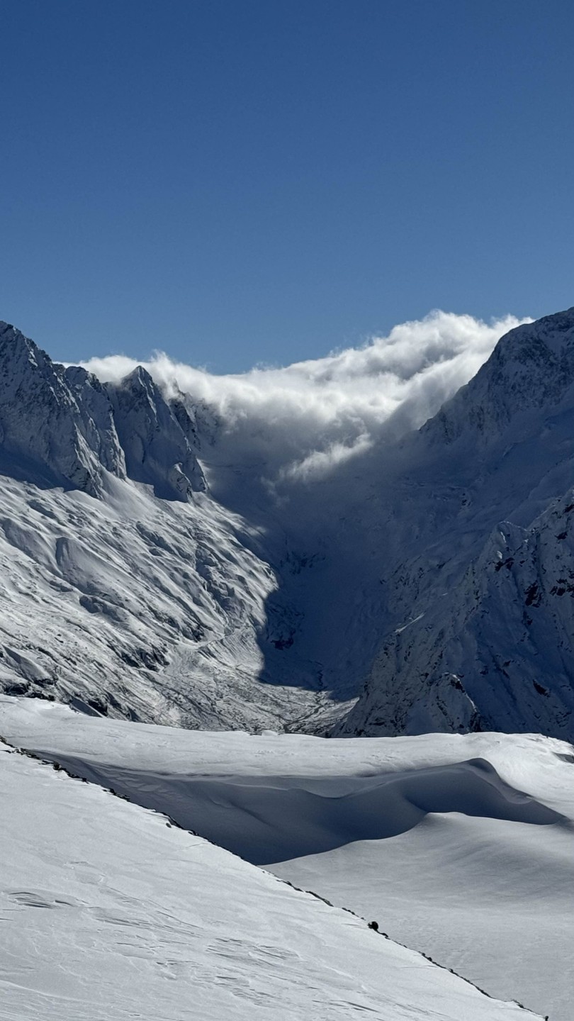 Очень приятно проведенное время. Без спешки и нервов. Прекрасная экскурсия и хороший гид-водитель Сергей. Домбай прекрасен!!!!