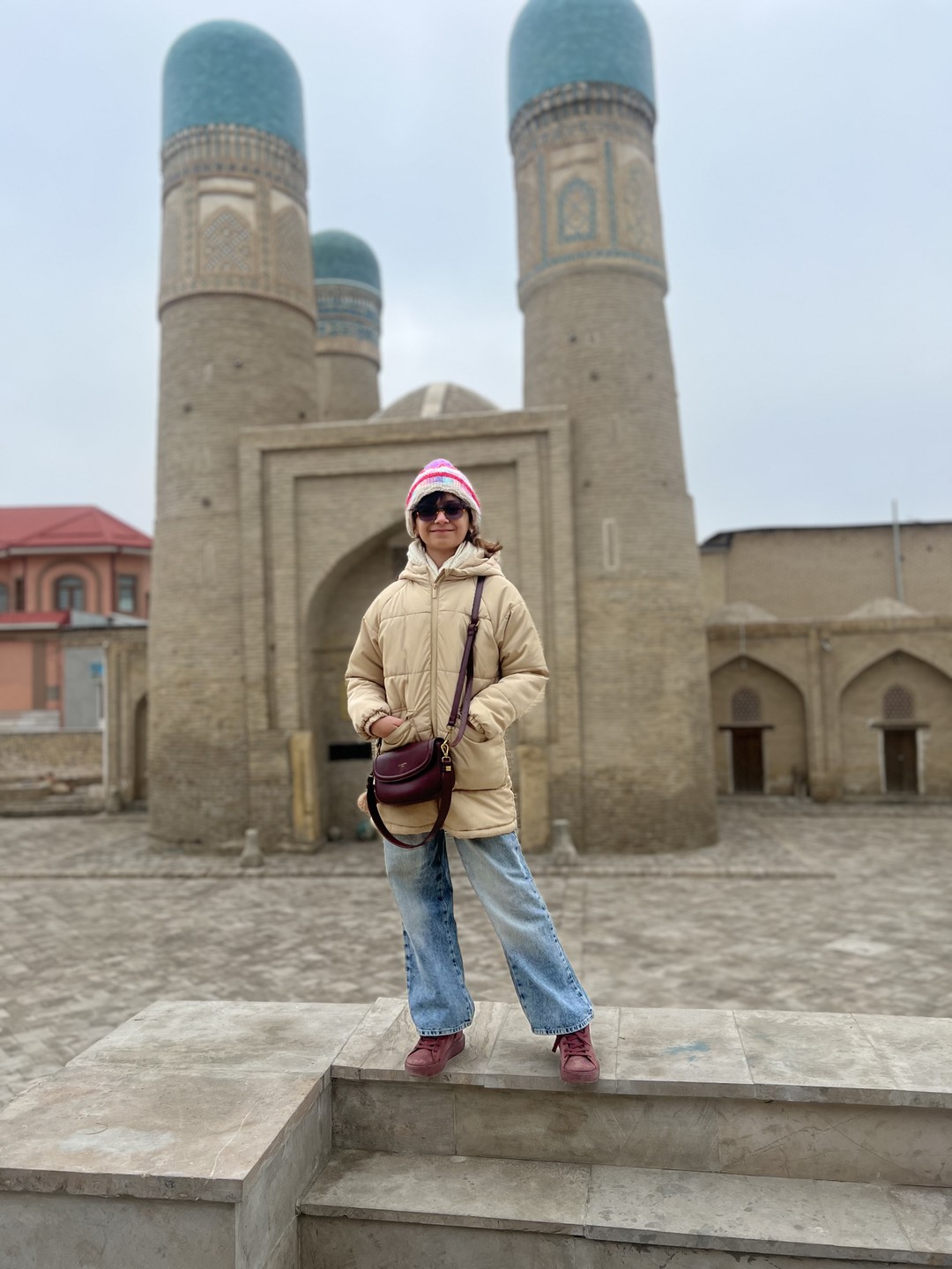 Комфортно и тепло)) мы попали в пасмурную погоду и гулять было холодно, поэтому на автомобиле ездить от локации к локации очень легко