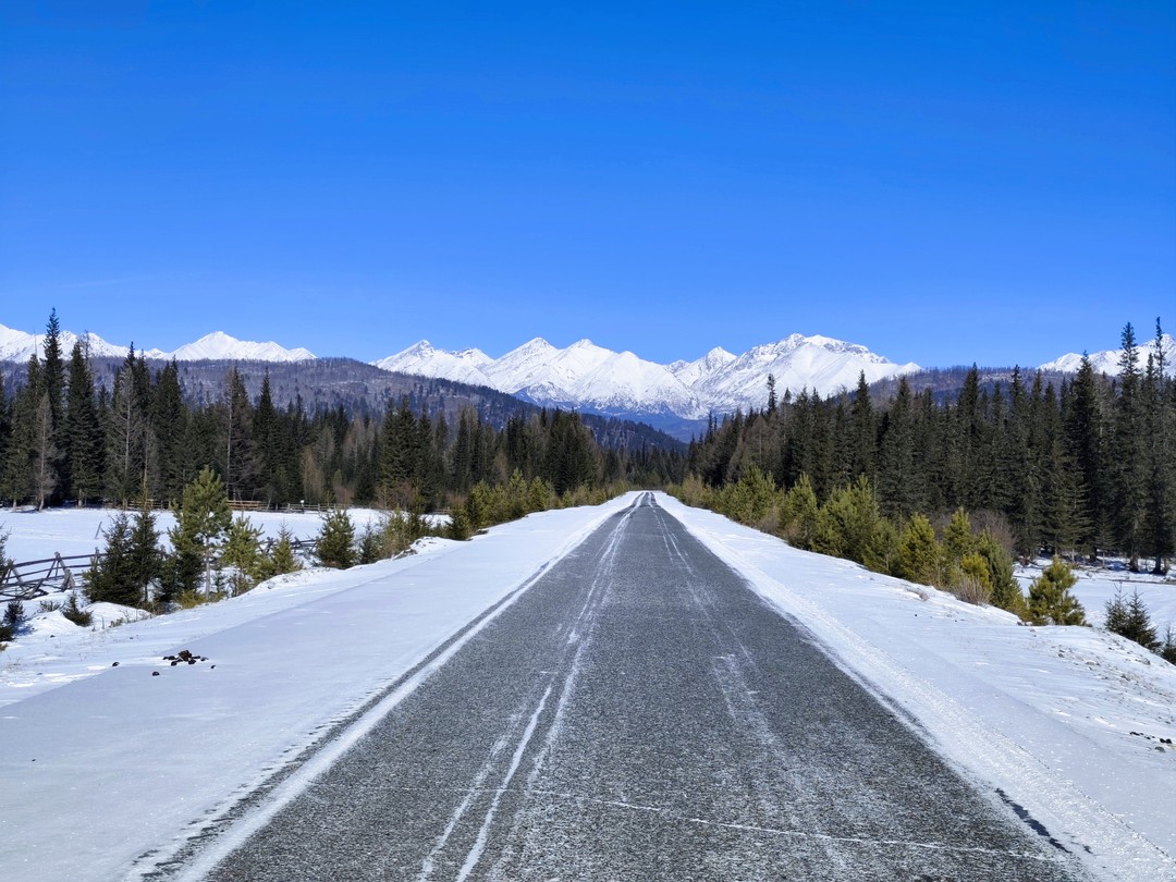 Недавно мне посчастливилось отправиться в путешествие по Тункинской долине на внедорожнике, и это было просто потрясающе!