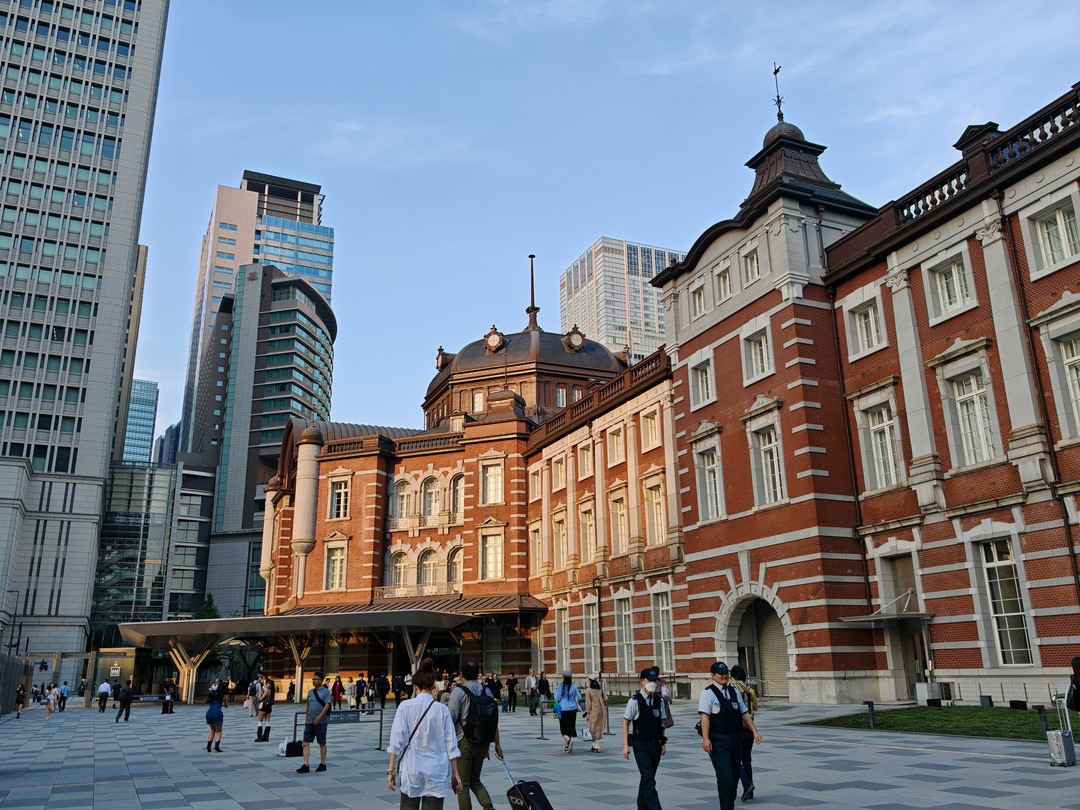 Экскурсию нам проводила гид Виктория. За довольно короткий промежуток времени с послеобеда мы побывали на Асакусе