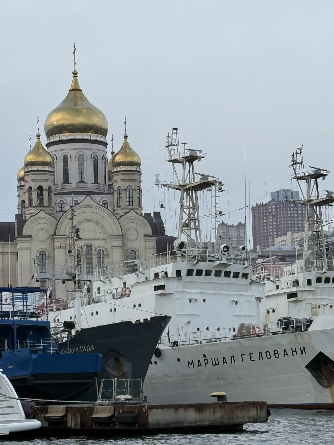 Взгляд на город со стороны моря. Капитан, он же гид, очень вежлив. Туристам предлагаются спасательные жилеты