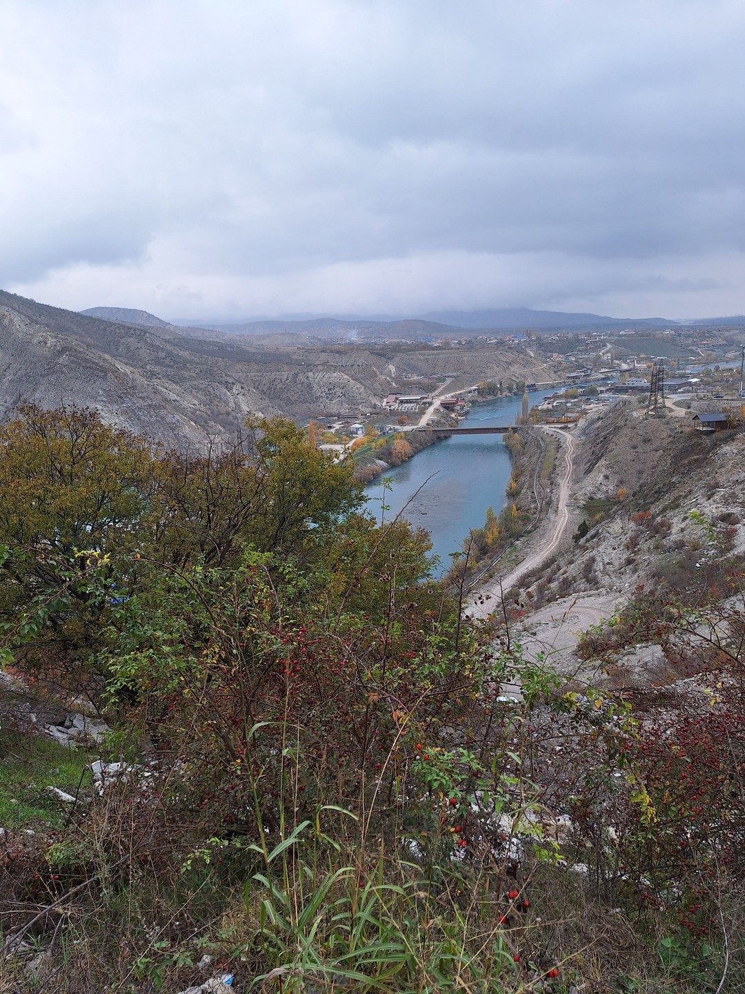 Водитель Рашид прекрасно знает свою работу. Джавгарат замечательный гид, любит свою работу, всю дорогу рассказывала о