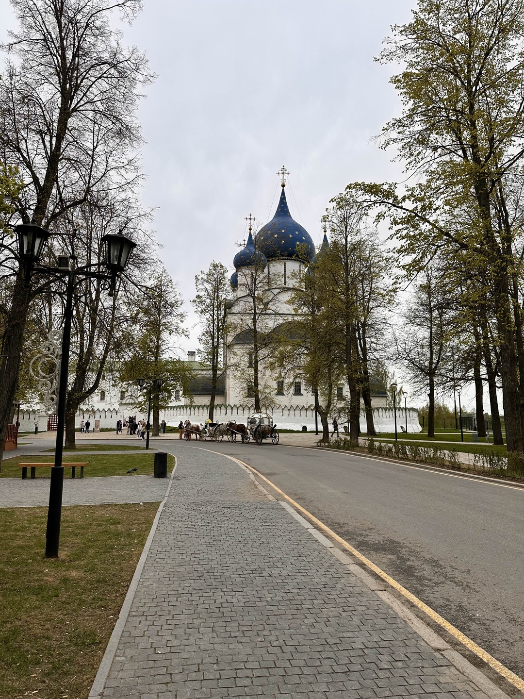 Владимир отличный экскурсовод, знающий тему и любящий историю города. Много загадок, вопросов он задает экскурсантам, детям