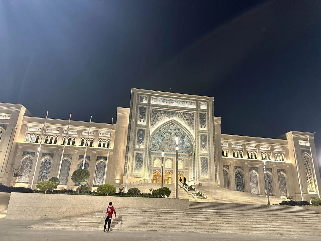 У нас был гид Константин. Очень интересно рассказывал, за одну экскурсию посетили много локаций. Правда было