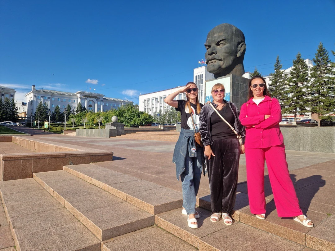 Светлана великолепный экскурсовод. Встретились на площади без опоздания, сразу предоставила аккредитацию экскурсовода и повела нас по