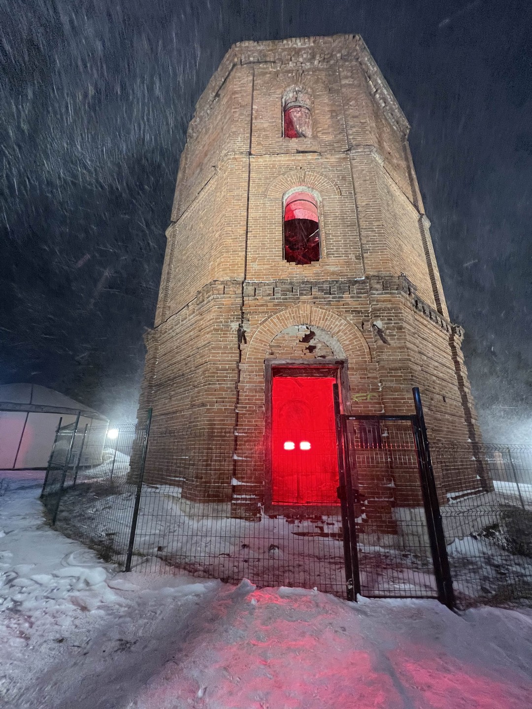 Атмосферная экскурсия по «темным уголкам» Уфы) интересные легенды и красивые места. Лейсан отличный рассказчик, не смотря