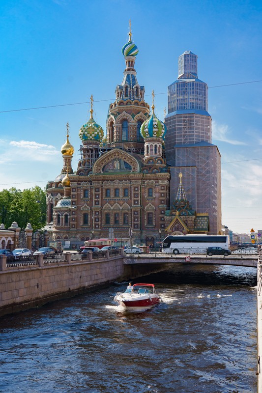 На индивидуальном катере - по водам города Петра