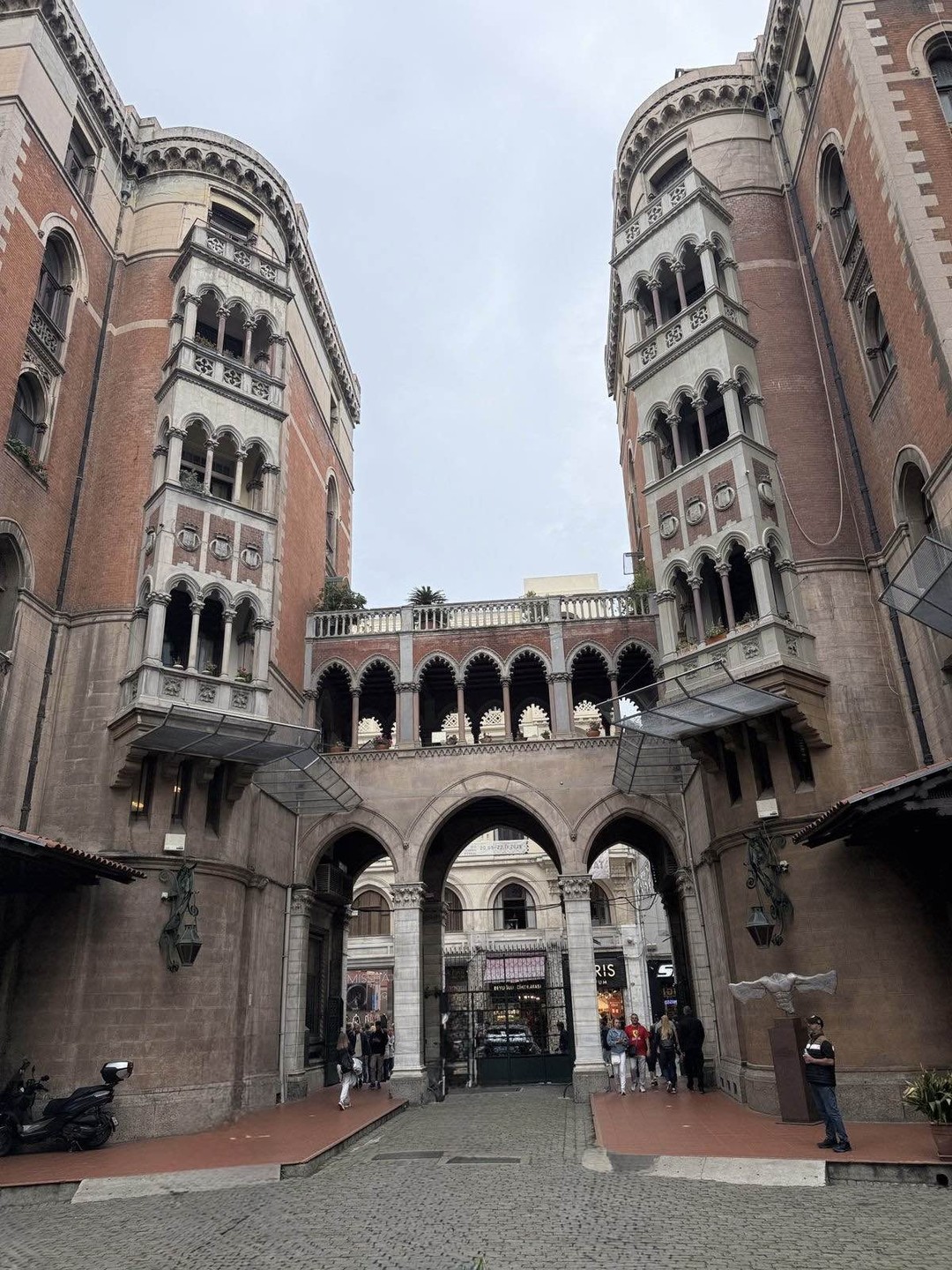 Жанна провела нам прекрасную экскурсию по всем местам Галаты - учла наши пожелания, внимательно общалась с