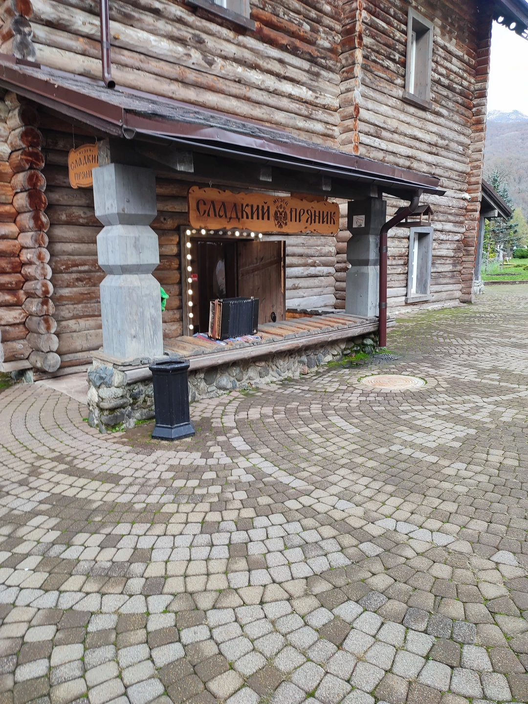 Сопровождал гид Карпо. Местный житель. Знает не только исторические факты, но и местные легенды. Забирал нас