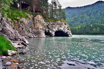 Гора Пикет и село Сростки, берег Катуни и Тавдинская пещера, прогулка по лесу, подвесной мост