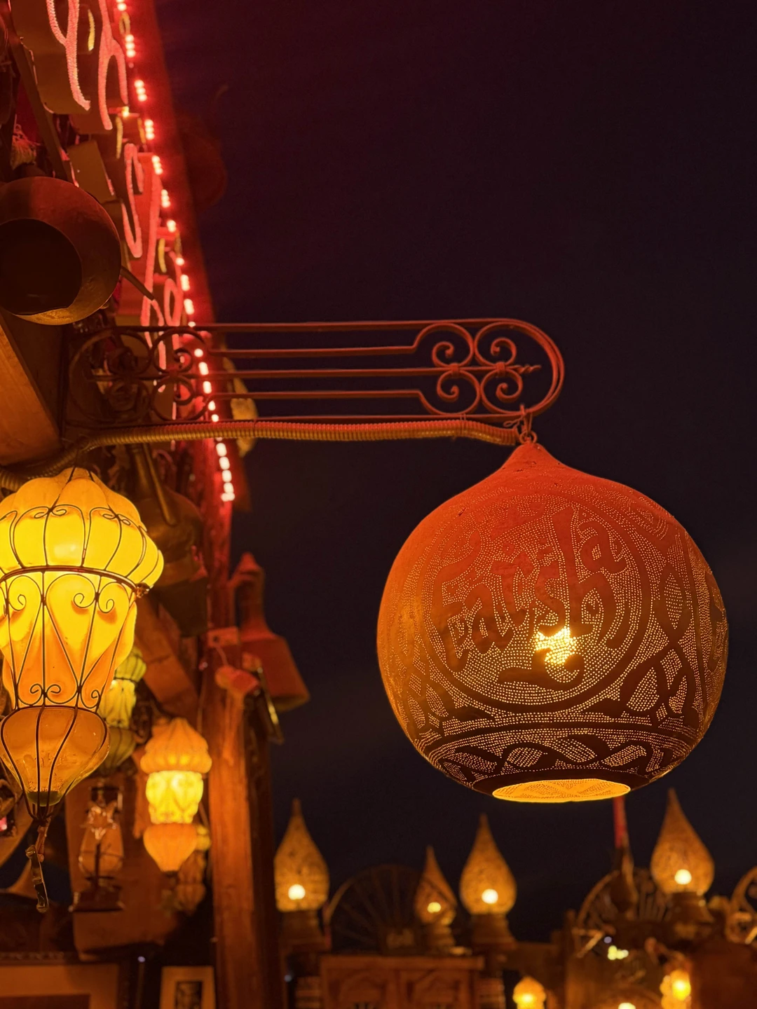 Спасибо за вечер, получили, что ожидали. Мы были компанией 5 человек. Очень удобно, что гид проводит