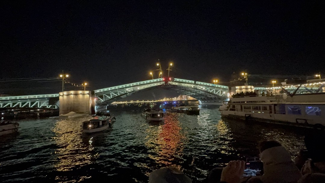 Пять разводных мостов - на теплоходе с гидом (Юлия)