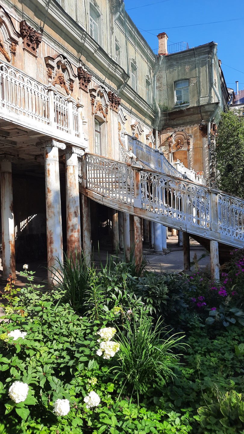 Удивительное место в центре Петербурга, скрытое от посторонних глаз. Очень рады были увидеть завораживающую красоту прошлых