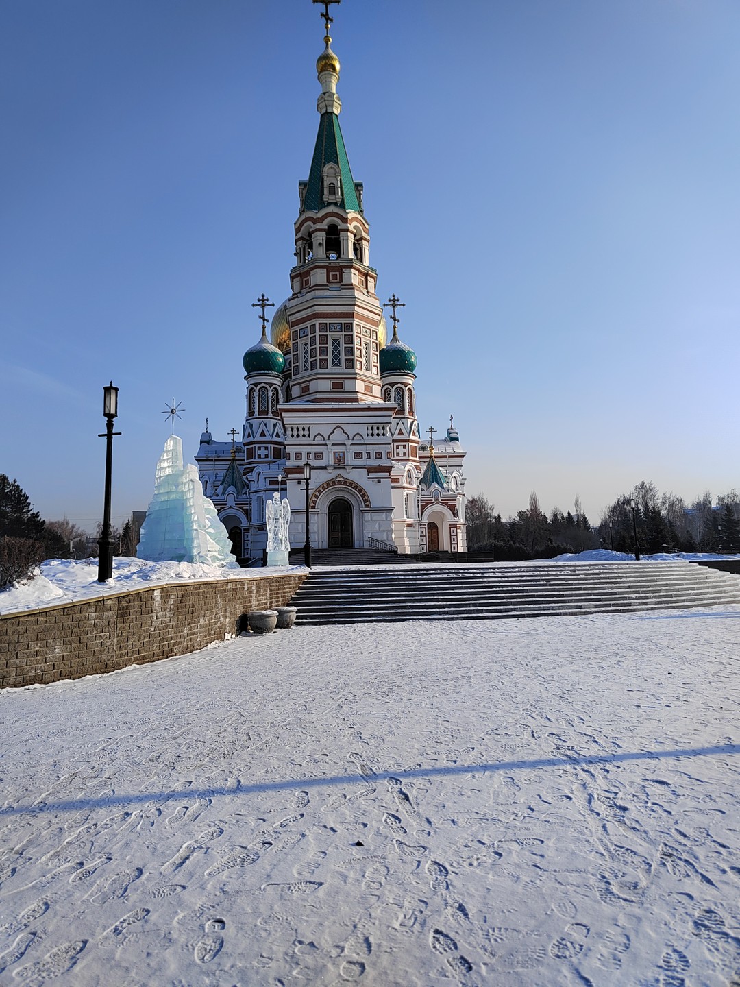 Хорошая экскурсия. Хороший маршрут. Хороший разказчик. Минус только один, было ооочень холодно))))