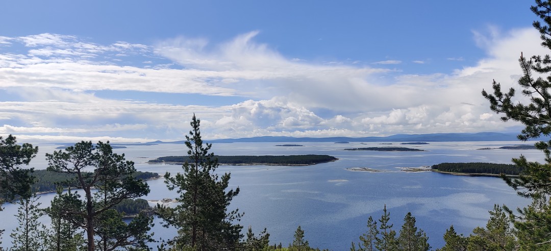 Очень веселая, душевная и теплая поездка. Даже небольшой дождь не испортил нашего настроения, локации тоже оказались