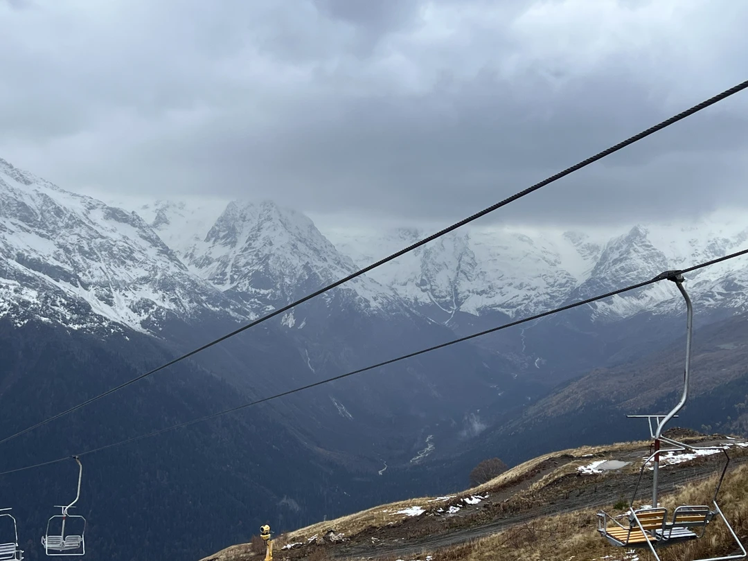 Мы очень довольны сегодняшней поездкой (28.10.25). Александр - прекрасный гид, дает информацию в понятной форме, интересно