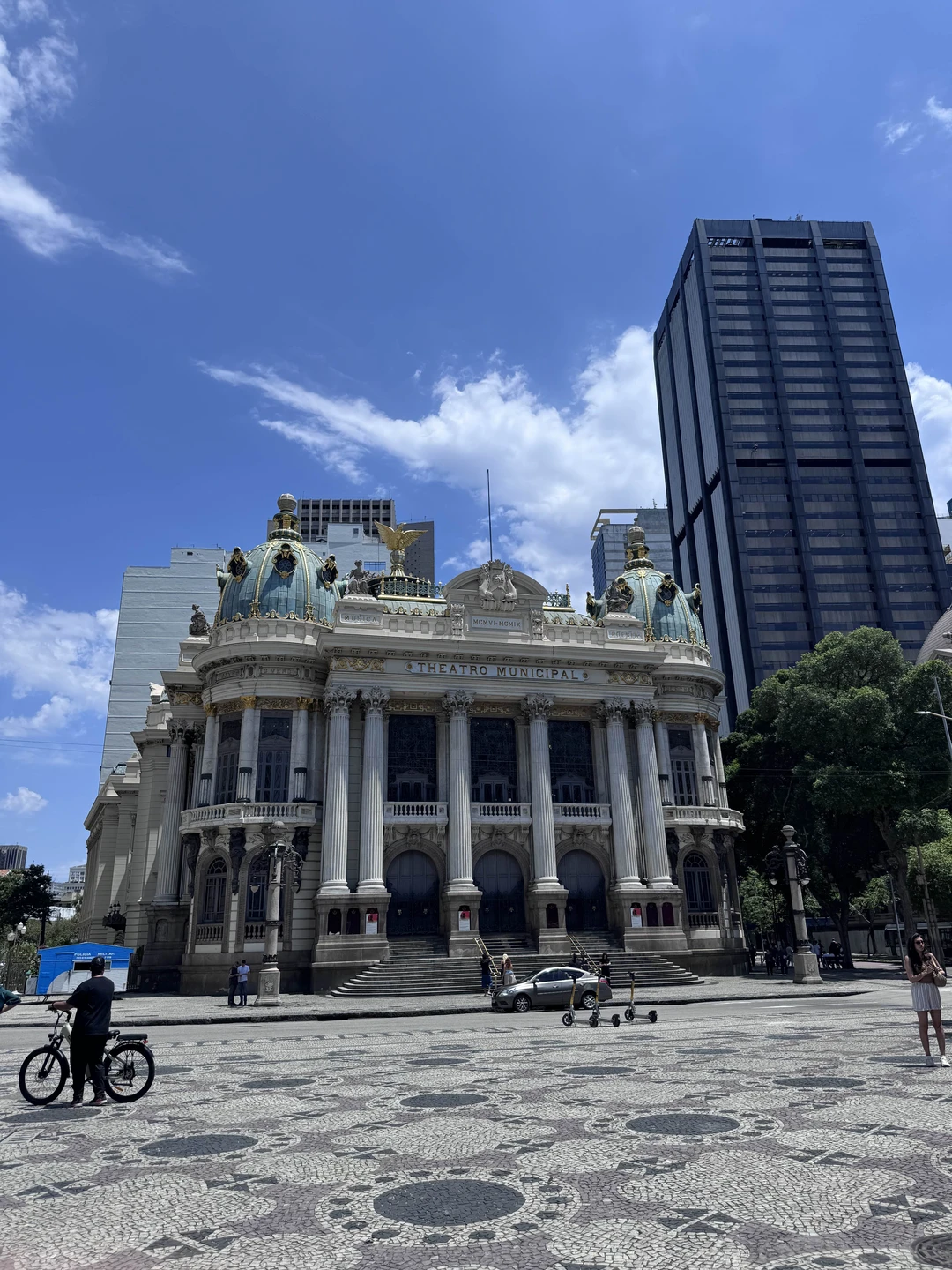 Андрей прекрасно знает город и его особенности. Мы прекрасно провели время, прогулялись по улочкам Рио, посмотрели