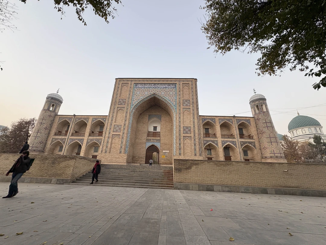 С этой экскурсии лучше всего начинать знакомство с городом) Гид очень интересно рассказал историю столицы, старую