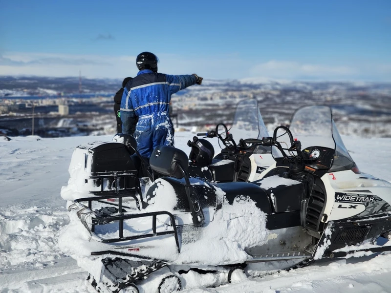 Снегоходные прогулки в лесу под Мурманском