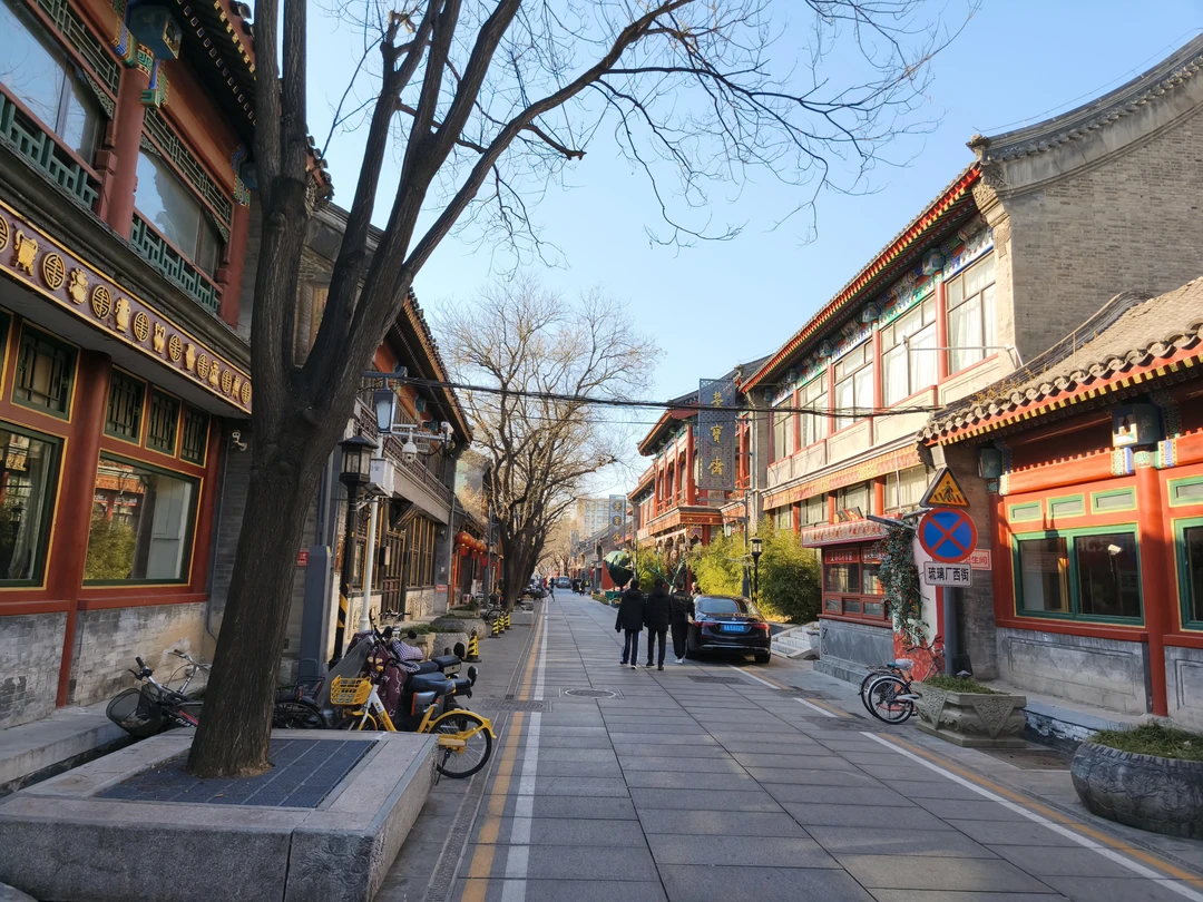 Наша экскурсия с Максимом началась ранним солнечным утром. Максим заранее связался с нами, порекомендовал время начала