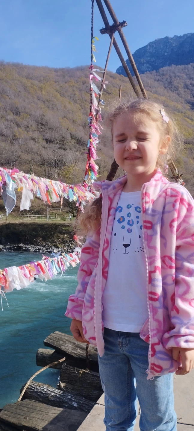 Сегодня на экскурсии гидом у нас был Астамур, ездили втроём на легковом автомобиле. Понравилось, что нам