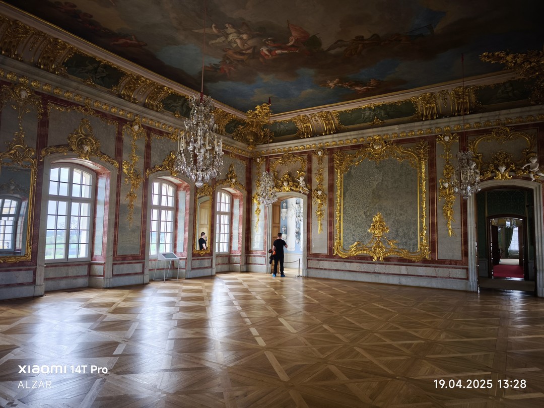 Замечательная экскурсия, получили много положительных эмоций, просто "Версаль" в маленькой Латвии. Гид профессиональный, много нового узнали