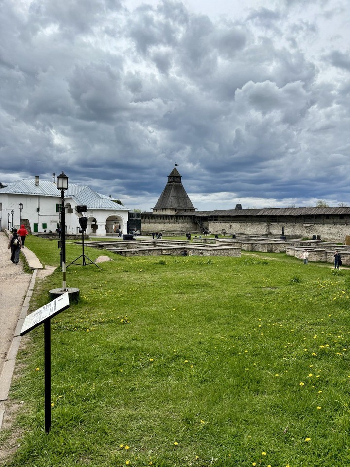 Обзорная пешеходная экскурсия по Кремлю и центру Пскова (Елена)