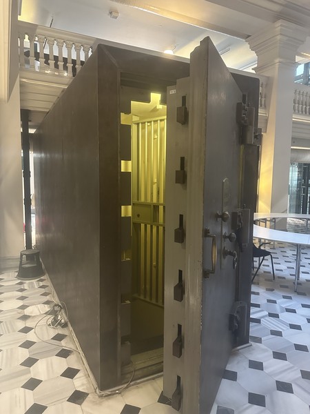 все было отлично, прогулялись по городу, было очень много интересных локаций, куда бы я один точно