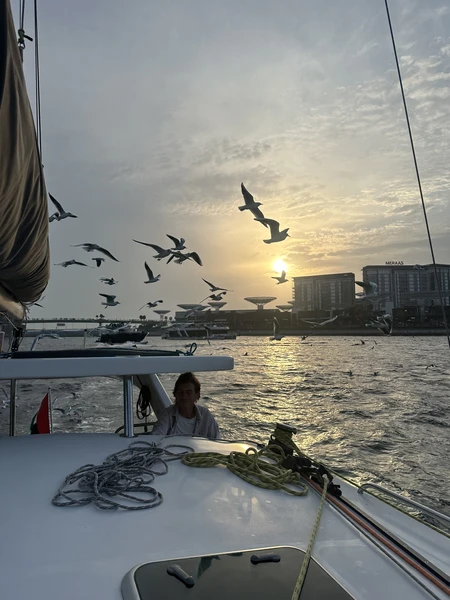 великолепная прогулка под парусом! замечательная организация у ребят - все рассказали, дали инструкции, очень комфортная в