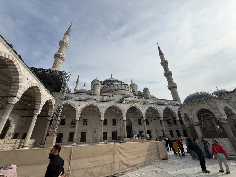 все просто замечательно, Екатерина провела экскурсию отменно, глубокое знание материала, в тоже время без перегруза датами