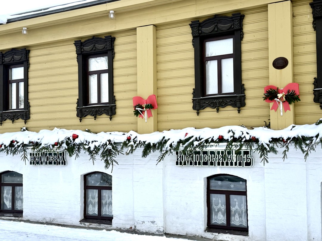 Лариса очень внимательная, вежливая и невероятно обоятельная женщина. Слушать её одно удовольствие. Огромное спасибо за экскурсию