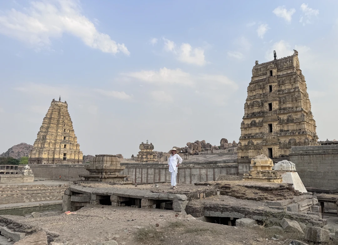 Экскурсия в Хампи оказалась незабываемым опытом, полным открытий и впечатлений! Это место поражает своей красотой и