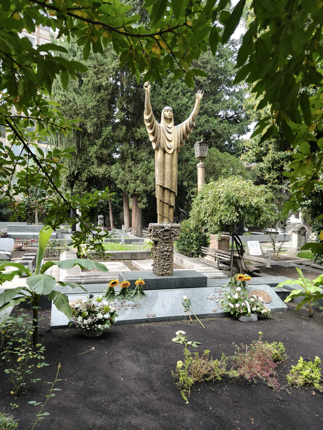 Экскурсия предлагает очень необычный взгляд на историю Грузии. В процессе прогулки мы видели могилы множества публичных