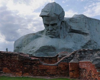 Подвиг партизан и защитников Брестской крепости