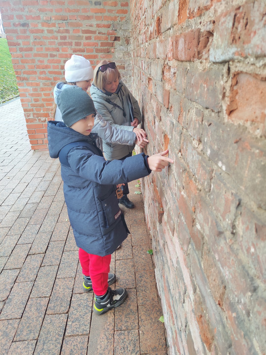 Двое детей(9+11) и двое взрослых в восторге от занимательной игры, которую нам организовала Анна! Всё легко