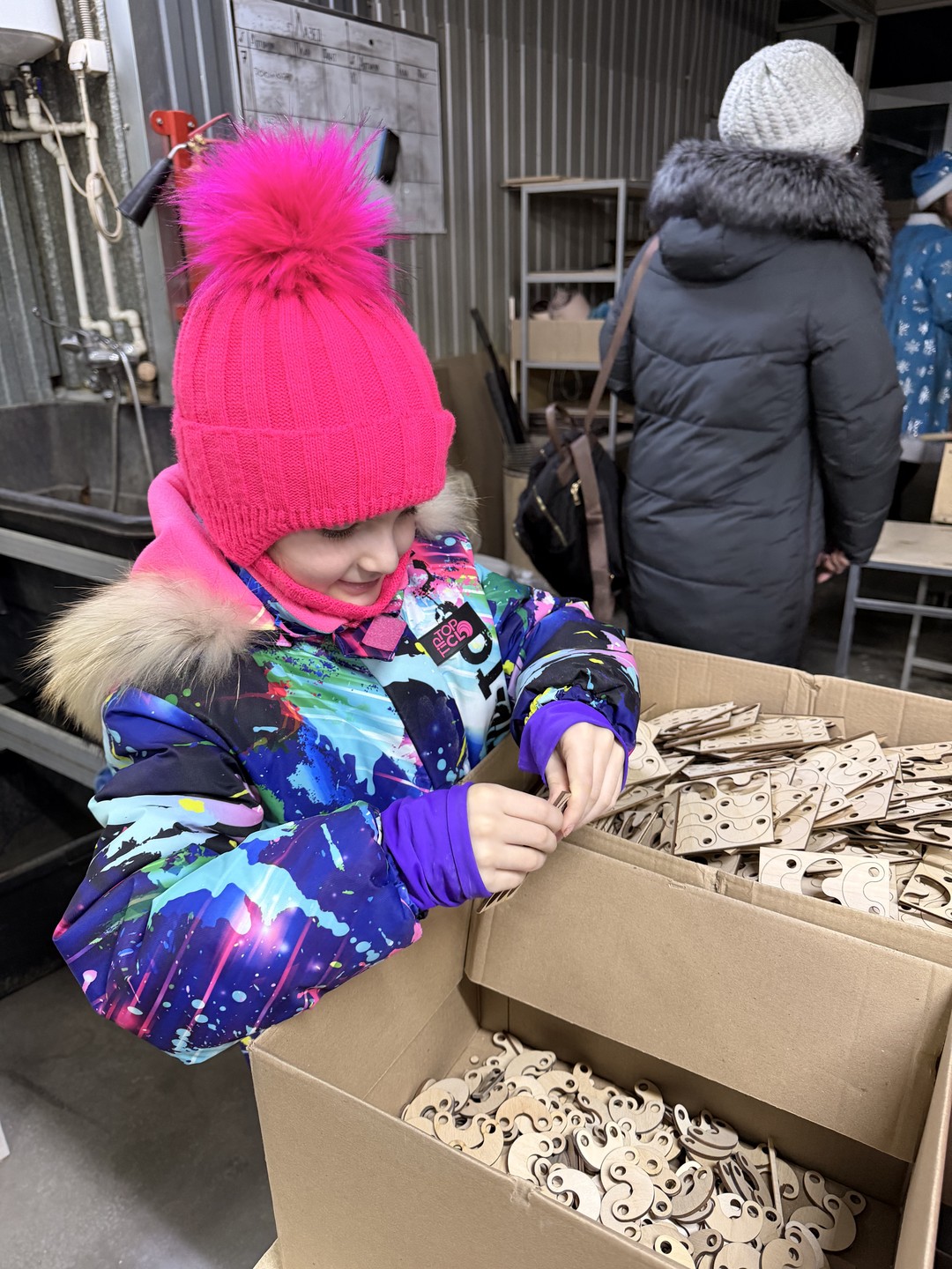 Были 2 января с дочкой 8 лет на фабрике игрушек. Остались довольны мастер-классом! Заранее выбрали, какие