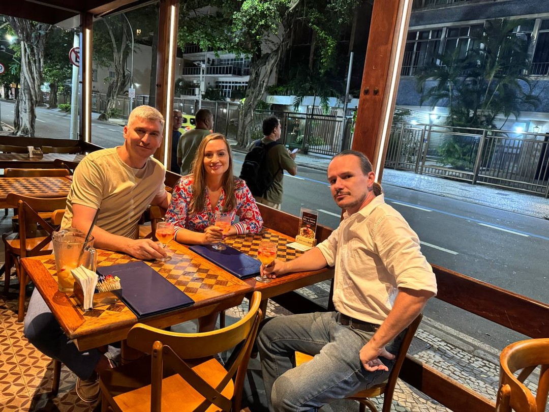 Рио - это город, где ночная жизнь похожа на карнавал… Поэтому решили ее изучить с помощью