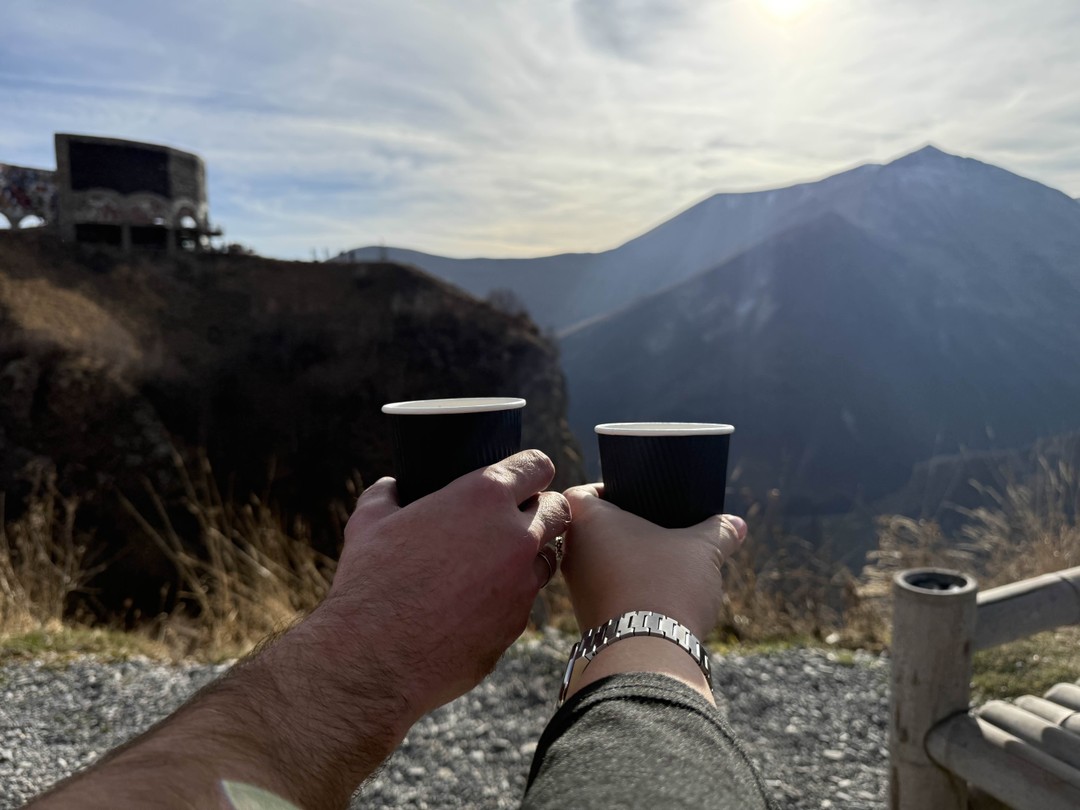 Отличная экскурсия в Казбеги с Эмилией — смело рекомендую. Всё было организовано очень чётко: понятный тайминг