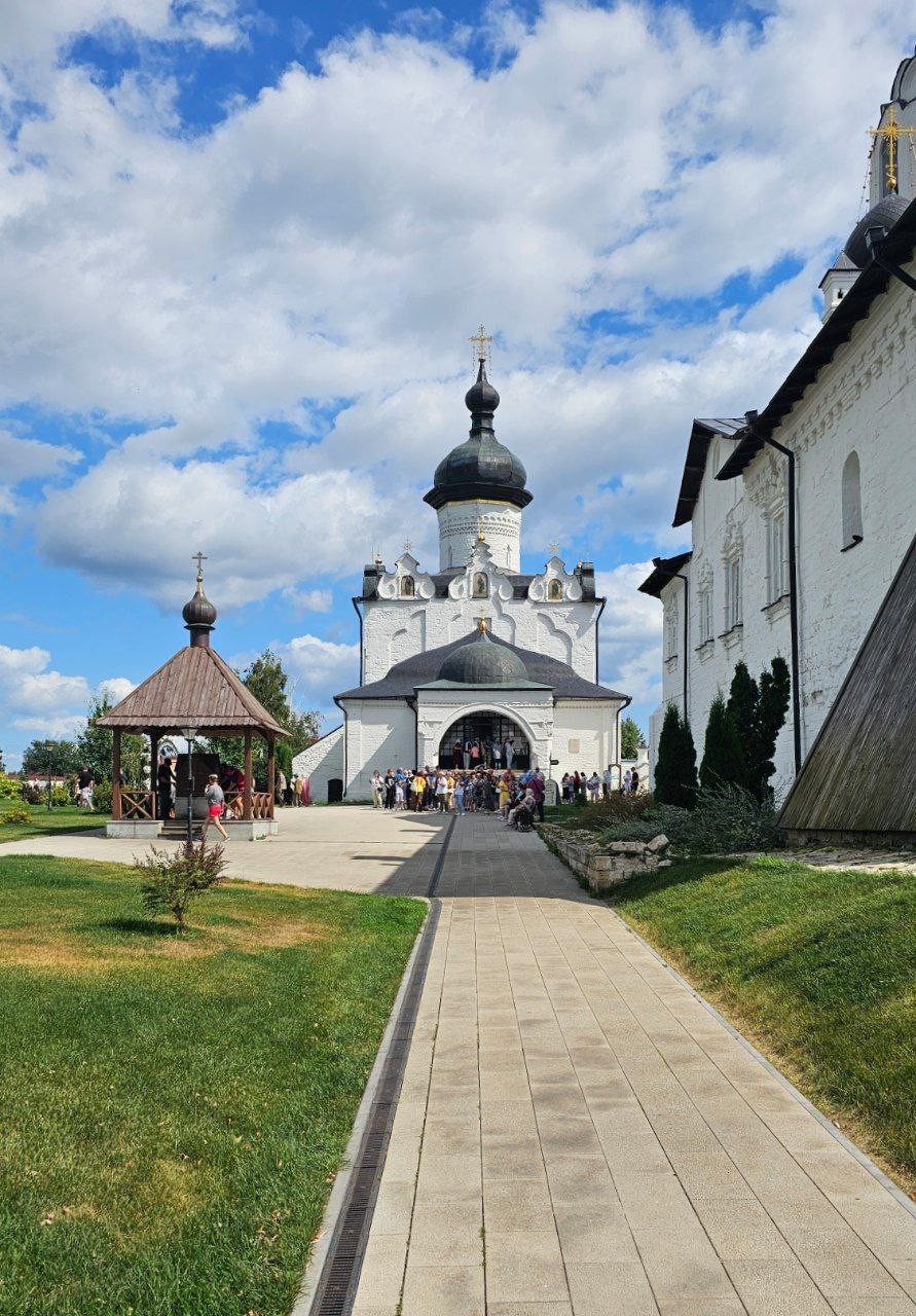 Экскурсия длительная, но хорошо спланирована, есть где передохнуть, освежиться. Когда мы ездили, был заглушен интернет, при