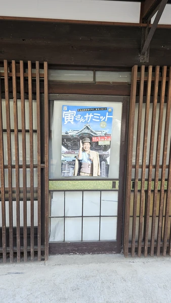 На этой экскурсии мы побывали в трёх районах Токио, погуляли по историческим улочкам, побывали на уроке каллиграфии, посетили аутентичные музеи